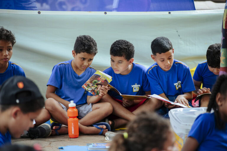 Leitores jovens participando de atividades na Tenda Literária durante o festival.