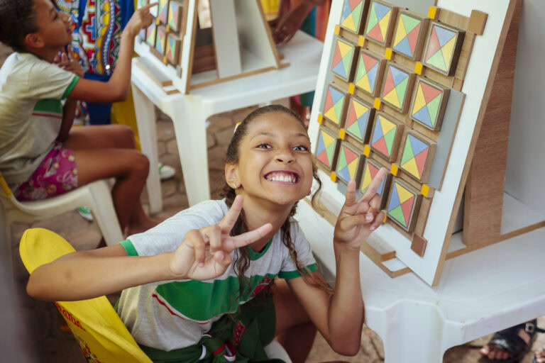 Arte infantil com jogos de cores e formas na Tenda Literária Rio Vermelho.