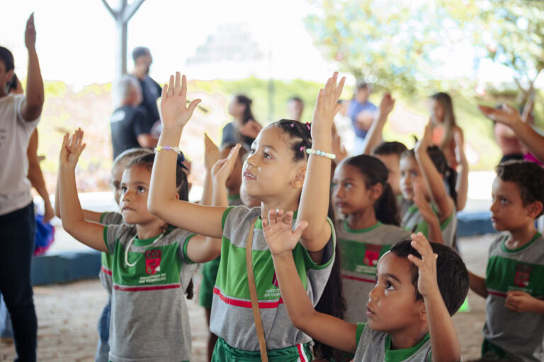 Crianças participando de atividades na Tenda Literária durante o Festival Rio Vermelho.
