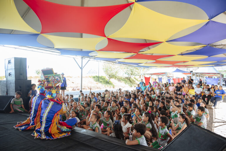 Aventuras literárias com palhaços e contação de histórias na Tenda Literária Rio Vermelho.