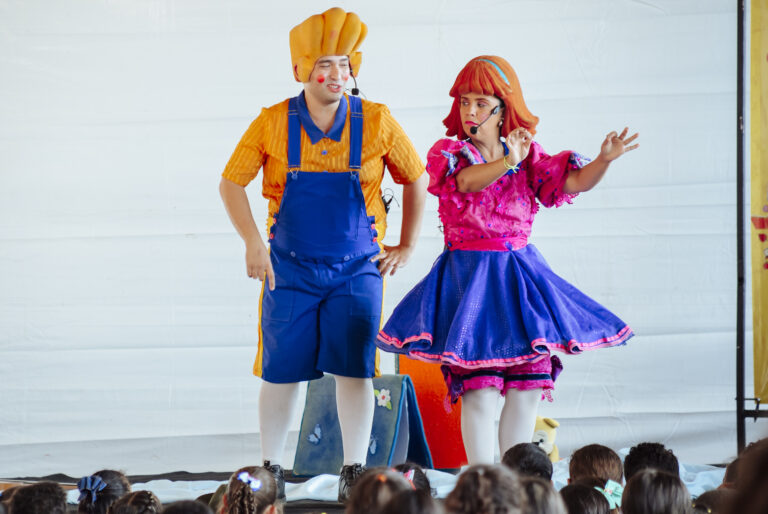 Imagem de palhaços apresentando espetáculo para crianças na Tenda Literária Rio Vermelho.