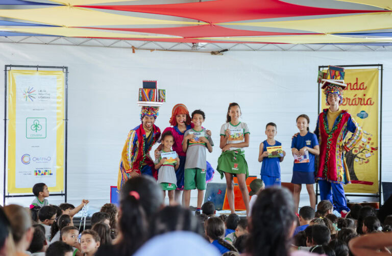 Festival Tenda Literária Rio Vermelho: crianças no palco recebendo prêmios durante evento literário.
