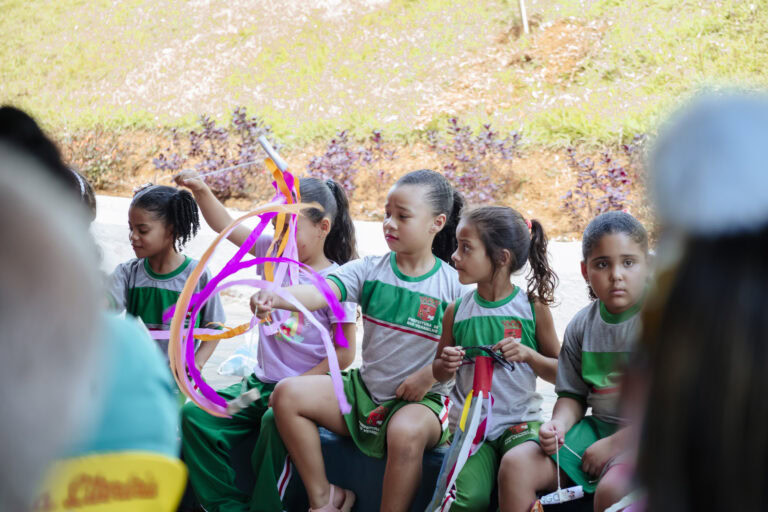 Crianças participando de atividades na Tenda Literária Rio Vermelho, durante evento cultural à tarde.