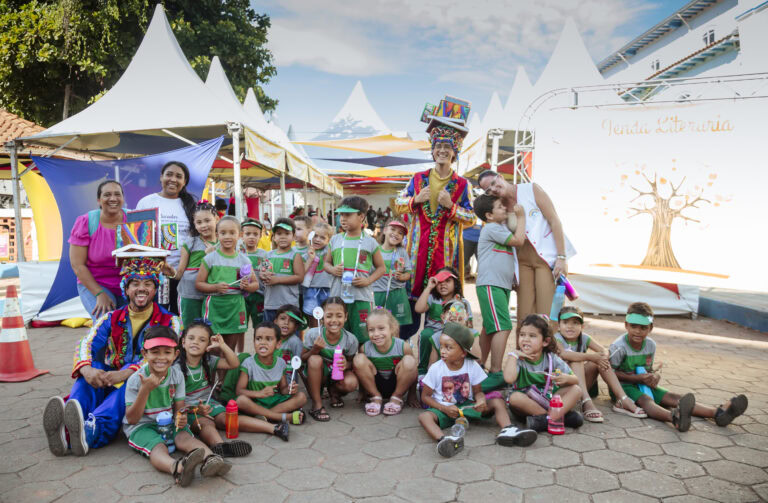 Atividades culturais com crianças na Tenda Literária Rio Vermelho.