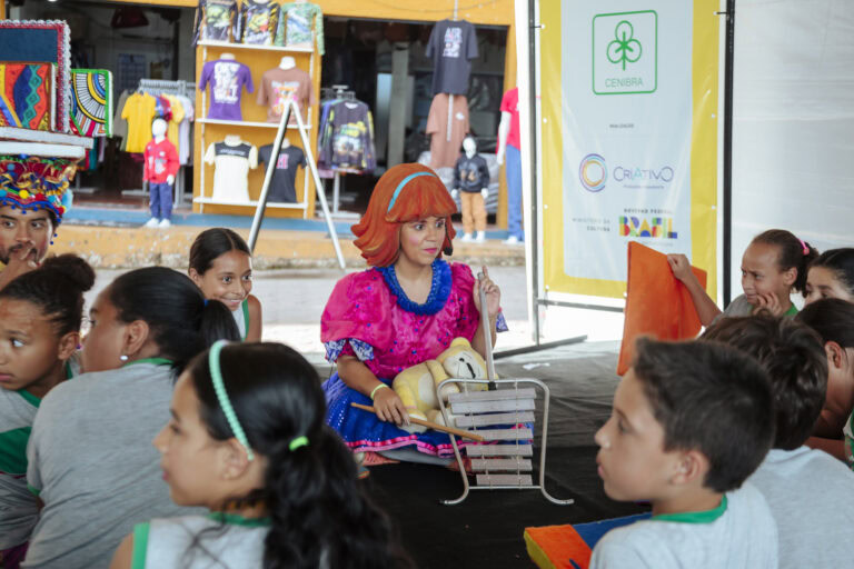 Imagem de uma apresentação infantil na Tenda Literária Rio Vermelho, com uma personagem de fantasia.