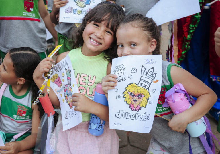 Crianças felizes participando de atividades na Tenda Literária Rio Vermelho.