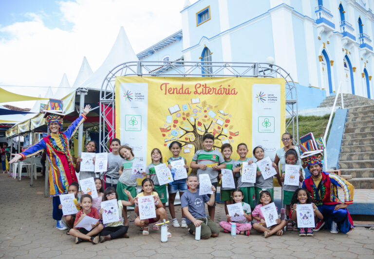 Tenda Literária Rio Vermelho com crianças e artistas em evento cultural ao ar livre.