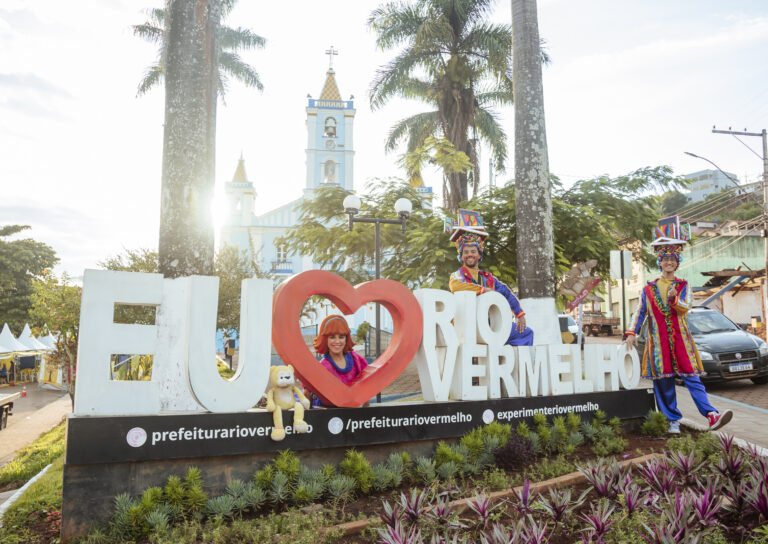 Tenda Literária Rio Vermelho com personagens coloridos e decoração temática na praça central.