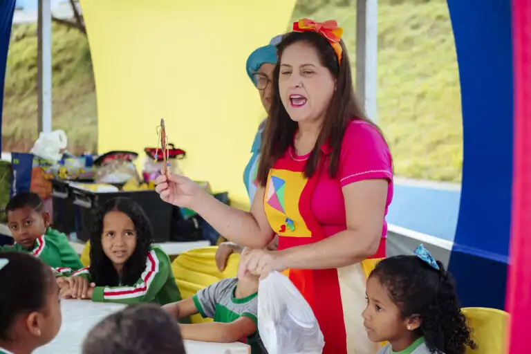 Atividade infantil na Tenda Literária Rio Vermelho, com contação de histórias e brincadeiras educati.