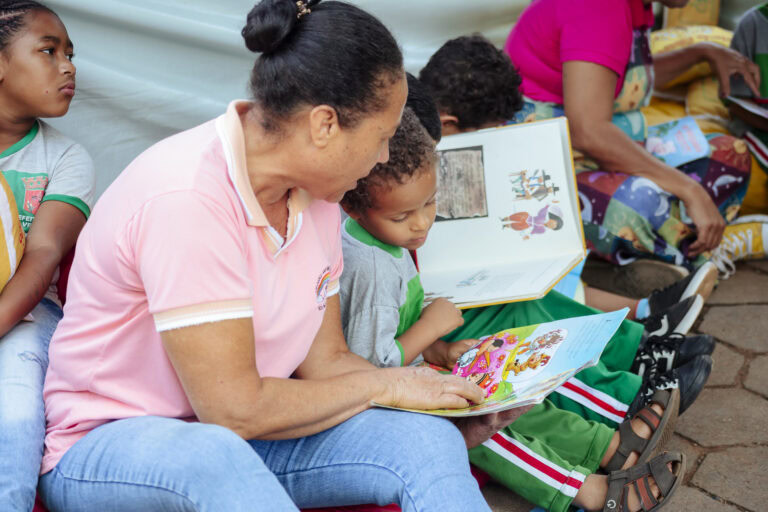 Leitura infantil na Tenda Literária Rio Vermelho durante o sábado.