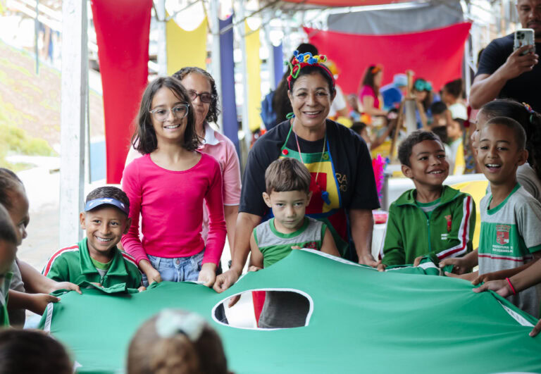 Tenda literária com crianças e adultos participando de atividades culturais no Rio Vermelho.
