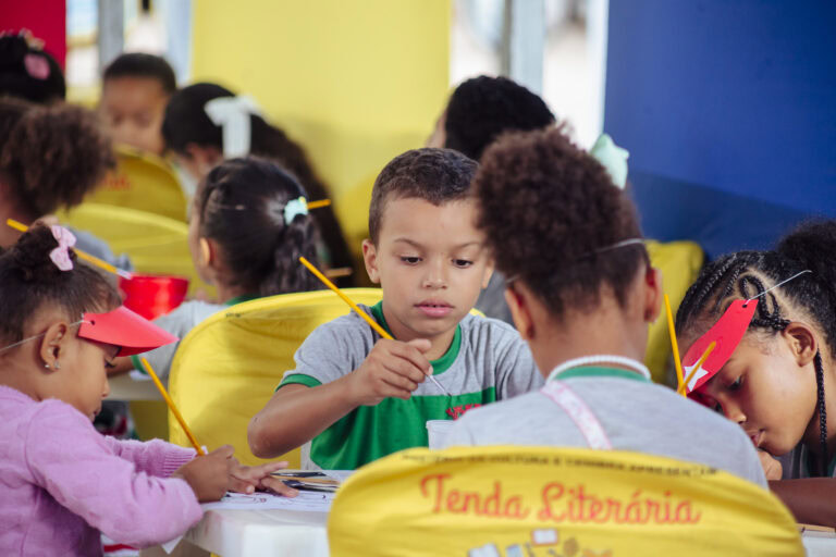 Tenda Literária Rio Vermelho com crianças participando de atividades culturais.