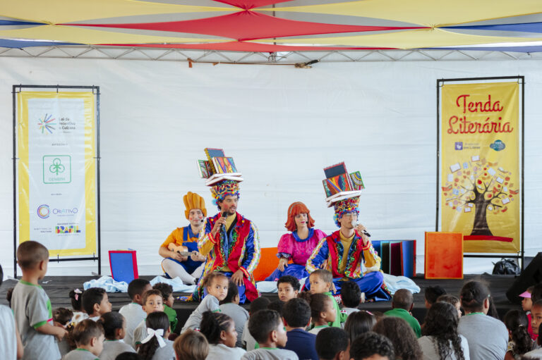 Aventuras literárias na Tenda Literária do Rio Vermelho com contação de histórias e teatro para cria.