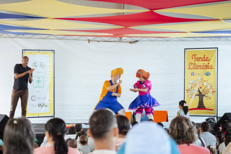 Atividades culturais na Tenda Literária Rio Vermelho, com apresentações de teatro infantil e contaçã.