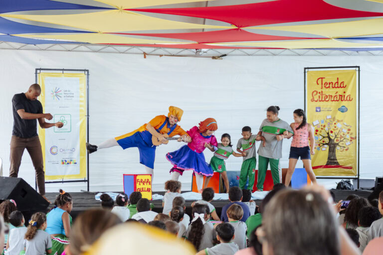 Tenda Literária Rio Vermelho com atividades culturais e contação de histórias para crianças.