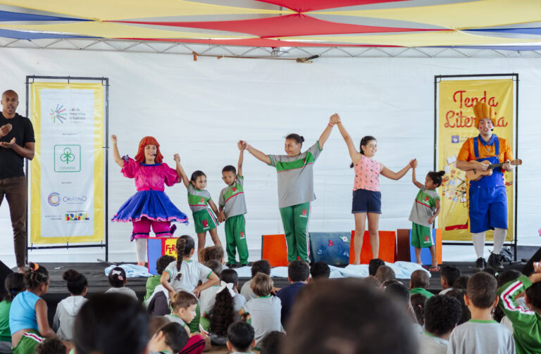 Atividades culturais na Tenda Literária Rio Vermelho com crianças e artistas locais.