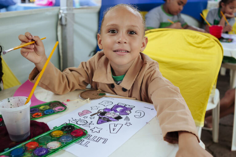 Tenda Literária Rio Vermelho, sábado: criança feliz participando de atividades culturais e literária.