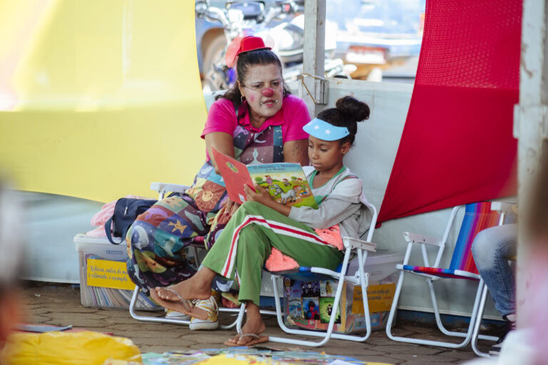Leitura infantil na Tenda Literária Rio Vermelho, promovendo cultura e incentivo à leitura para cria.
