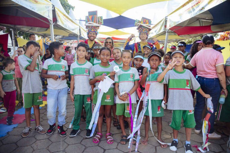 Tenda Literária Rio Vermelho com crianças e artistas em evento cultural.