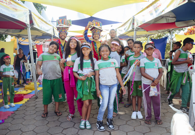 Tenda Literária Rio Vermelho com crianças participando de atividades culturais.
