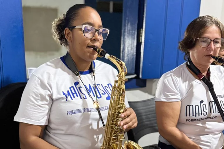 Alto nível de ensino musical com foco em saxofone, promovendo talento e paixão pela música.