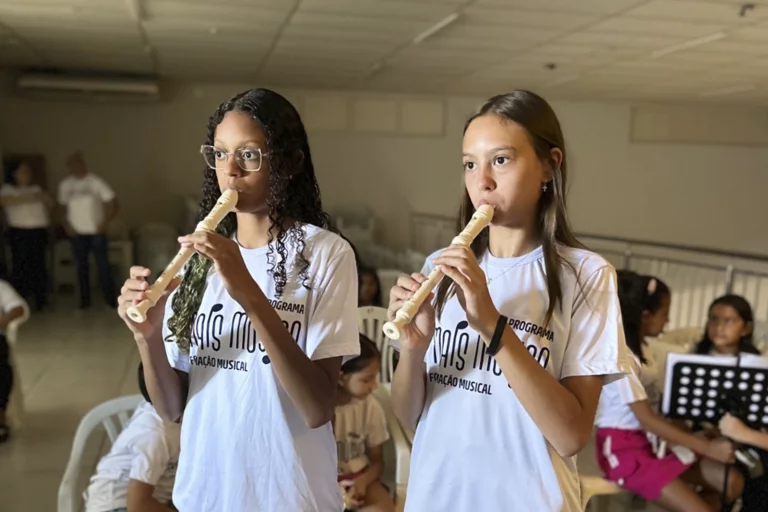 Aula de flauta doce com estudantes em aula de música, foco em ensino de instrumentos musicais para c.