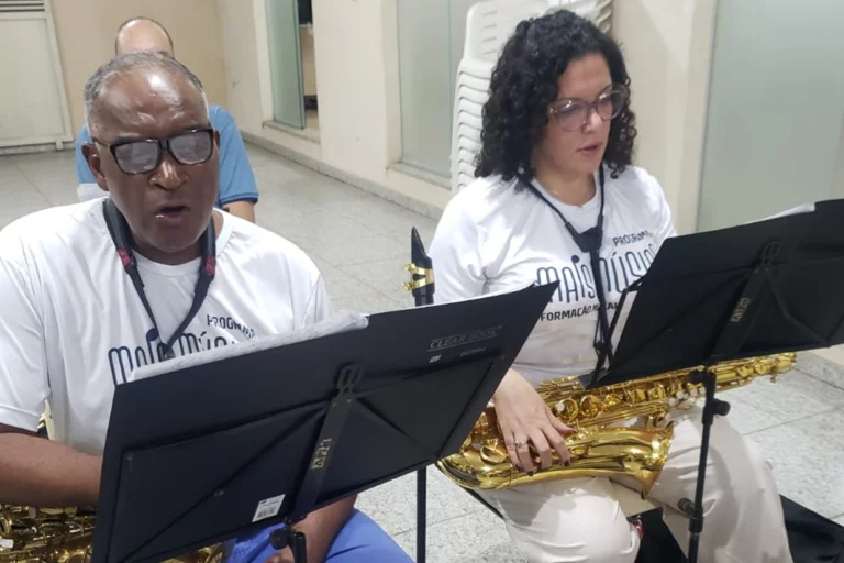 Artistas de jazz ensaiando com instrumentos de sopro ao ar livre.