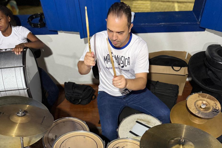 Baterista tocando bateria em estúdio para projeto musical.