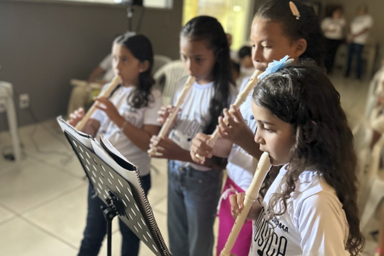 Aula de flauta doce com crianças aprendendo música na Criativo Produções.