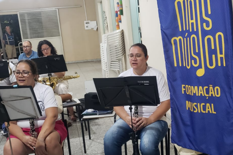 Alunos praticando instrumentos musicais em aula de formação musical.