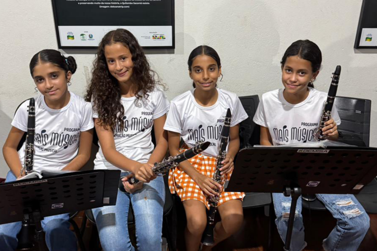 Jovens musicistas com flautas, participando de aula de música na Criativo Produções.