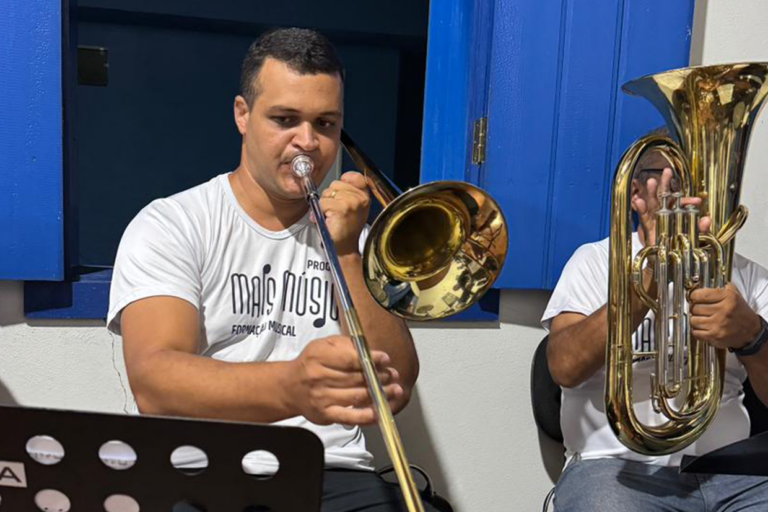 Trompetista em performance na banda Mais Música, foco em música ao vivo e eventos musicais.