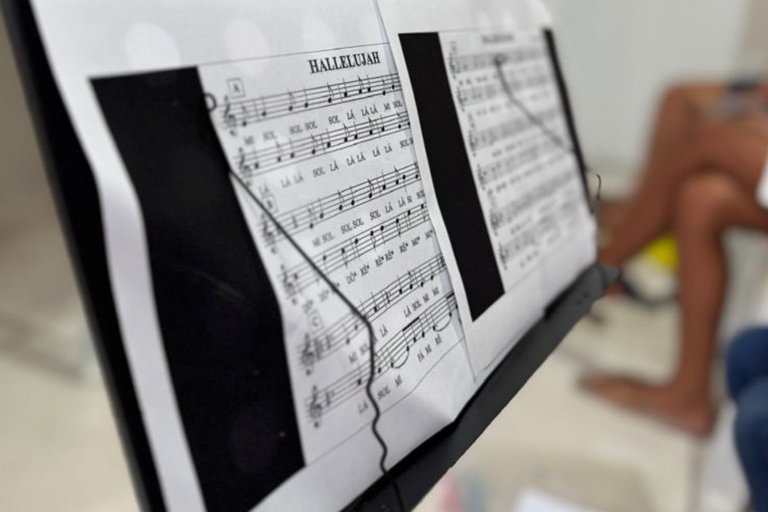 Aula de flauta doce com partituras na Criativo Produções, promovendo aprendizado musical para todas.