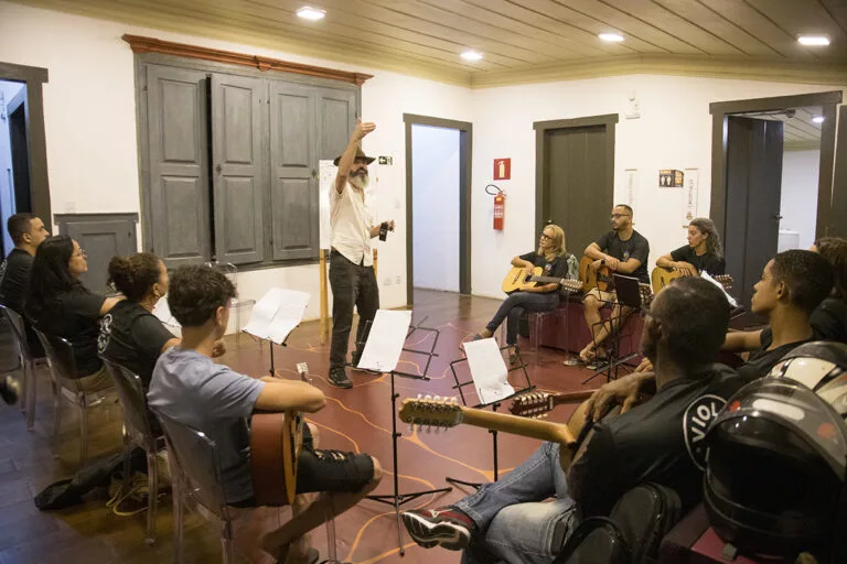 Atividade de ensaio com músicos e violonistas na Viola Viva, evento especial de apresentação musical.