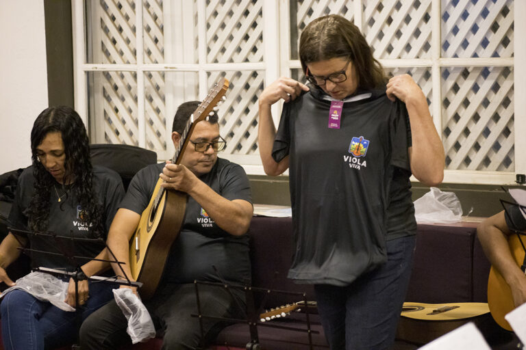 Imagem de músicos tocando violas em ensaio para evento Viola Viva.