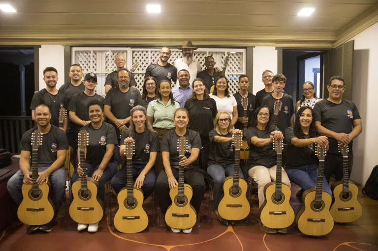 Grupo de músicos com violas na apresentação Viola Viva.