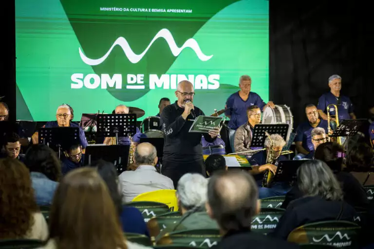 Orquestra ao vivo no evento Som de Minas com público presente.