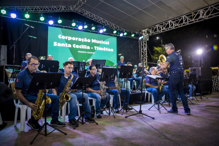 Orquestra Santa Cecília tocando ao vivo em evento musical.