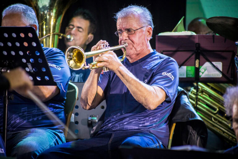 Músico tocando trompete em apresentação ao vivo de Som de Minas.
