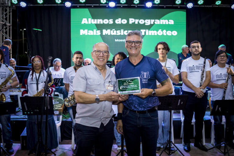 Alunos do programa de música Timóteo recebendo reconhecimento.