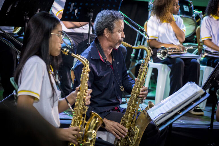Músicos tocando saxofone na orquestra de Som de Minas.