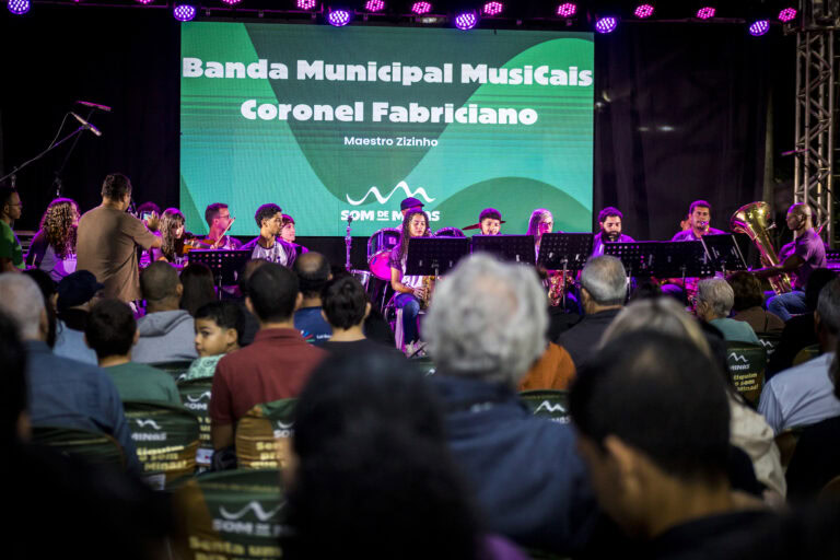 Orquestra Banda Municipal Musicais Coronel Fabriciano em apresentação ao vivo.