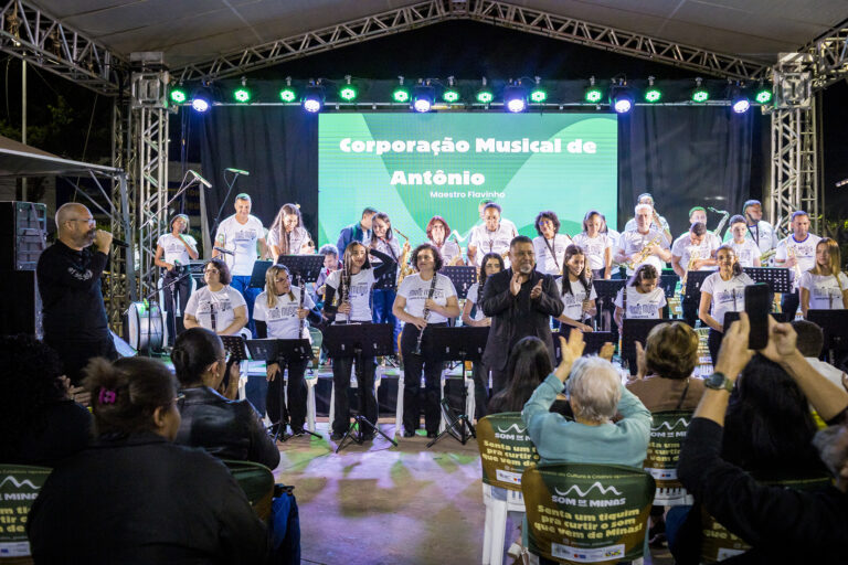 Corpo de Música de Antônio no palco durante evento musical em Som de Minas.