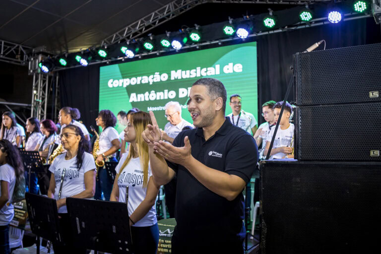 Coral de música com maestro em apresentação ao vivo.