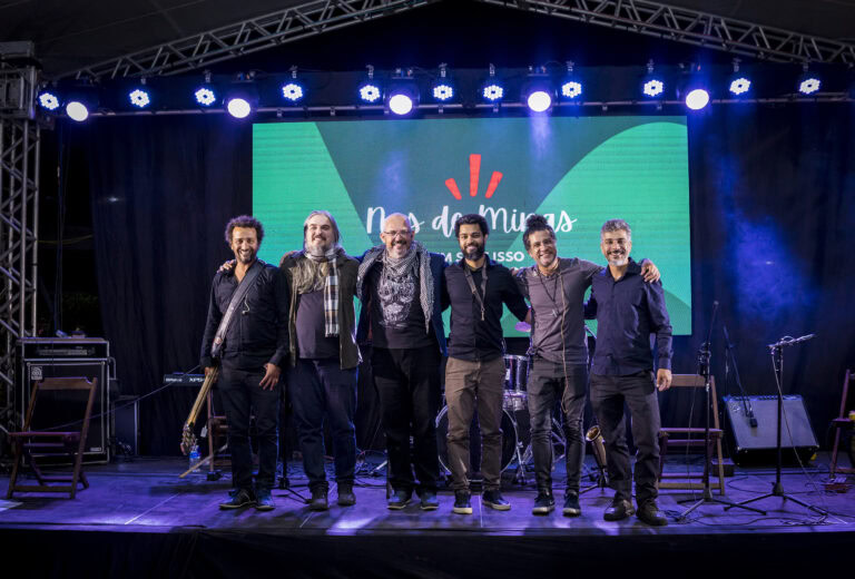 Grupo musical em apresentação ao vivo na Criativo Produções.