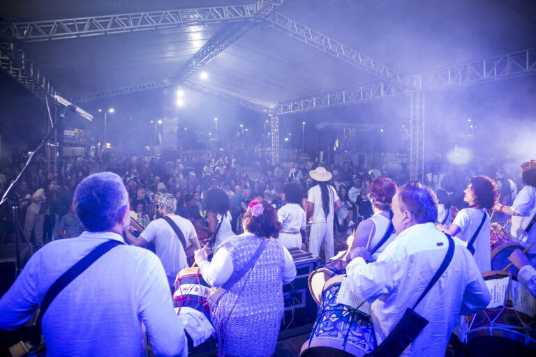 Público curtindo show de música ao vivo na Criativo Produções.