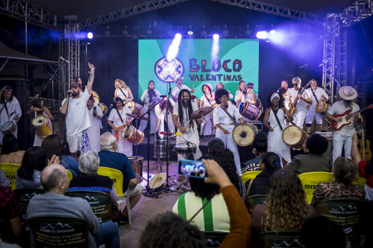 Grupo de percussão e dança no evento Som de Minas com tema Bloco Valentina.