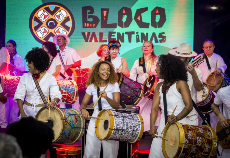 Grupo de percussão tocando em bloco carnavalesco Valentina.