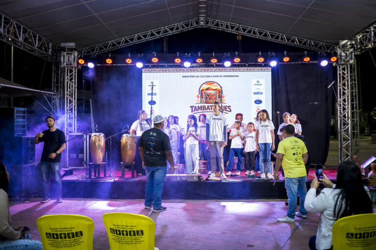 Atores e músicos no palco do Festival Tambatuques.