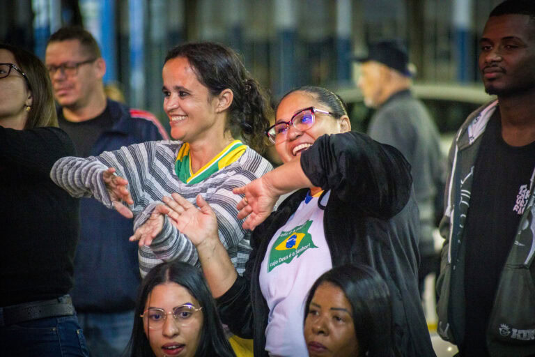 Participantes do Festival Tambatuques sorrindo e se divertindo.